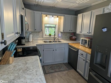 Enjoy peaceful lake living in this charming move in ready - photo 6