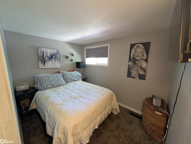 Enjoy peaceful lake living in this charming move in ready - photo 7