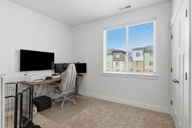 Beautiful Edge condo featuring 9-foot ceilings, ample storage - photo 14