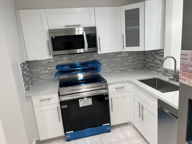 Light and Bright RENOVATED Large 1 bedroom with 2 full baths - photo 2