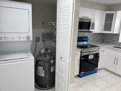 Light and Bright RENOVATED Large 1 bedroom with 2 full baths - photo 3