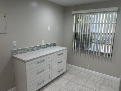 Light and Bright RENOVATED Large 1 bedroom with 2 full baths - photo 4