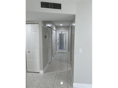 Light and Bright RENOVATED Large 1 bedroom with 2 full baths - photo 5