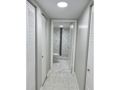 Light and Bright RENOVATED Large 1 bedroom with 2 full baths - photo 6