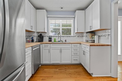 Beautiful 3 bedroom/2 bath home located in the quiet - photo 16