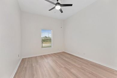 Single family home with 4 beds & 2 baths.. Recently underwent a - photo 16