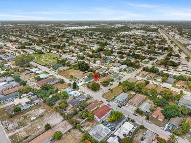 Single family home with 4 beds & 2 baths.. Recently underwent a - photo 32