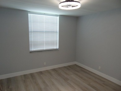 BEAUTIFUL ! MOVE RIGHT IN. GREAT UPDATED FIRST FLOOR CONDO IN - photo 16