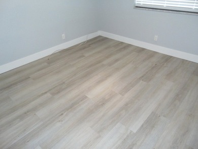 BEAUTIFUL ! MOVE RIGHT IN. GREAT UPDATED FIRST FLOOR CONDO IN - photo 18