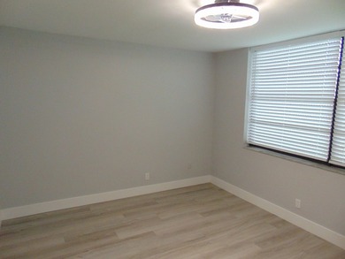 BEAUTIFUL ! MOVE RIGHT IN. GREAT UPDATED FIRST FLOOR CONDO IN - photo 26