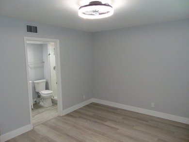 BEAUTIFUL ! MOVE RIGHT IN. GREAT UPDATED FIRST FLOOR CONDO IN - photo 29