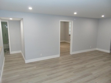 BEAUTIFUL ! MOVE RIGHT IN. GREAT UPDATED FIRST FLOOR CONDO IN - photo 30