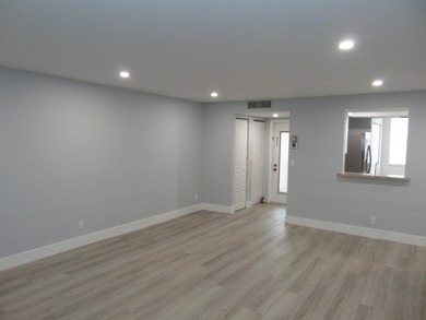 BEAUTIFUL ! MOVE RIGHT IN. GREAT UPDATED FIRST FLOOR CONDO IN - photo 31