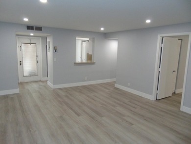 BEAUTIFUL ! MOVE RIGHT IN. GREAT UPDATED FIRST FLOOR CONDO IN - photo 32