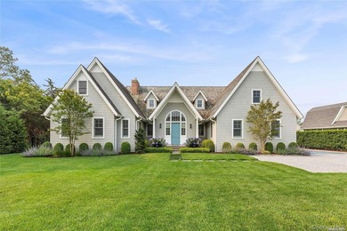 Quiet luxury meets Hamptons ease at 2 Emma's Path. Set on 0.68 - photo 1