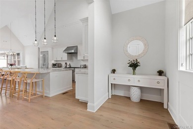 Quiet luxury meets Hamptons ease at 2 Emma's Path. Set on 0.68 - photo 2