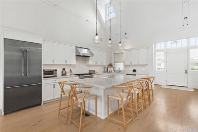 Quiet luxury meets Hamptons ease at 2 Emma's Path. Set on 0.68 - photo 3