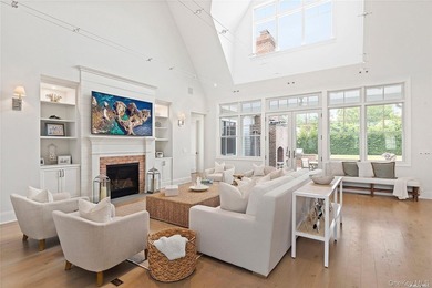 Quiet luxury meets Hamptons ease at 2 Emma's Path. Set on 0.68 - photo 4