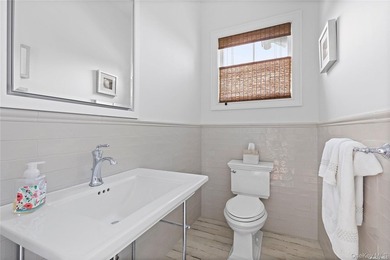 Quiet luxury meets Hamptons ease at 2 Emma's Path. Set on 0.68 - photo 8