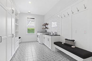 Quiet luxury meets Hamptons ease at 2 Emma's Path. Set on 0.68 - photo 9