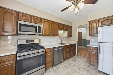 Enjoy easy main-floor living with beautiful golf course views - photo 9