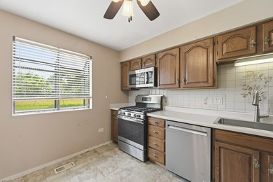 Enjoy easy main-floor living with beautiful golf course views - photo 10