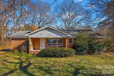 Lake Wylie Home Active Under Contract in Belmont North Carolina