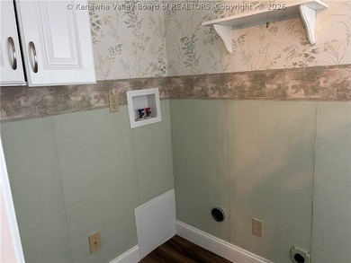 Always a favorite of mine! This is a beautiful colonial home - photo 22