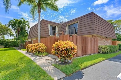 Bright, fully renovated and turnkey 2BR/2.5BA townhome in Lago - photo 1