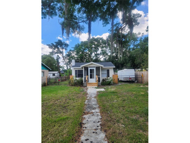 Florida charm in this cute, cozy Bungalow!   The interior has - photo 2