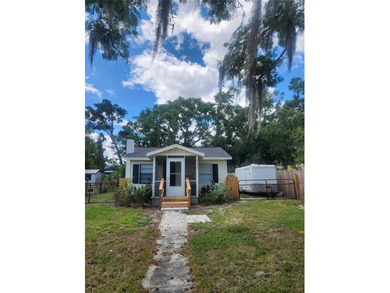 Florida charm in this cute, cozy Bungalow!   The interior has - photo 3