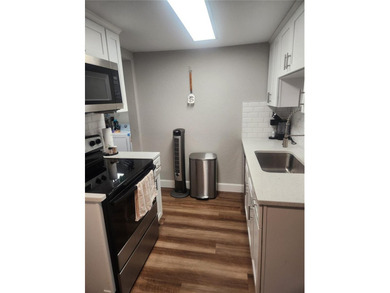 Florida charm in this cute, cozy Bungalow!   The interior has - photo 9