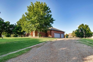 Set on nearly an acre (MOL) in Northwood Lake Estates, this - photo 4