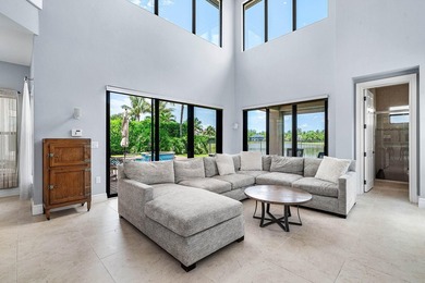 Beautifully upgraded 5-bedroom Colonnade residence set on an - photo 13