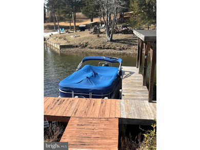Shared waterfront lot with a slip in the sought-after - photo 3