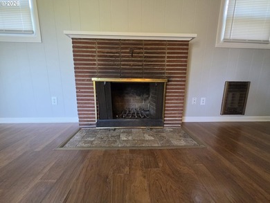 Charming 2-bedroom, 1-bath bungalow offering 894 square feet of - photo 5