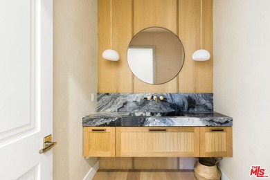 Celebrity-owned organic modern farmhouse on a quiet cul-de-sac - photo 12