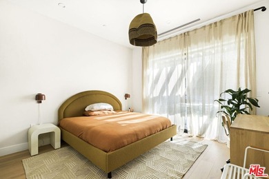 Celebrity-owned organic modern farmhouse on a quiet cul-de-sac - photo 13