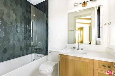 Celebrity-owned organic modern farmhouse on a quiet cul-de-sac - photo 14