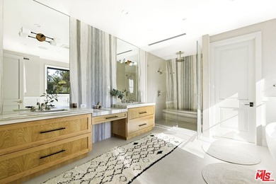 Celebrity-owned organic modern farmhouse on a quiet cul-de-sac - photo 17