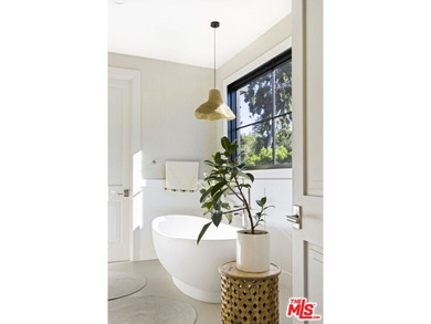 Celebrity-owned organic modern farmhouse on a quiet cul-de-sac - photo 18