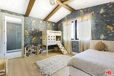 Celebrity-owned organic modern farmhouse on a quiet cul-de-sac - photo 19