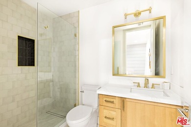 Celebrity-owned organic modern farmhouse on a quiet cul-de-sac - photo 22