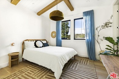 Celebrity-owned organic modern farmhouse on a quiet cul-de-sac - photo 23