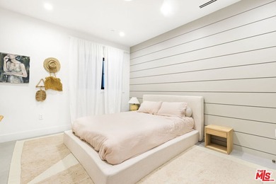 Celebrity-owned organic modern farmhouse on a quiet cul-de-sac - photo 25