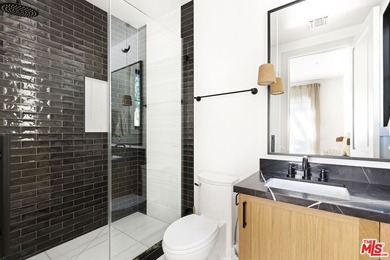 Celebrity-owned organic modern farmhouse on a quiet cul-de-sac - photo 26