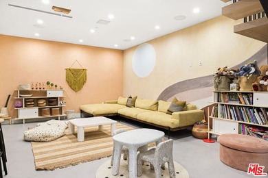 Celebrity-owned organic modern farmhouse on a quiet cul-de-sac - photo 27