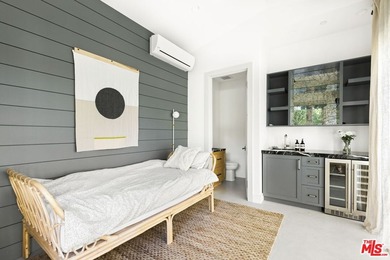 Celebrity-owned organic modern farmhouse on a quiet cul-de-sac - photo 32
