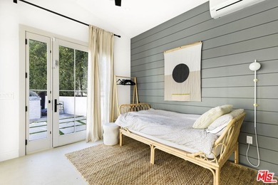 Celebrity-owned organic modern farmhouse on a quiet cul-de-sac - photo 34