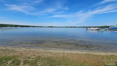 Perfectly positioned along the soft, sandy shoreline of - photo 3